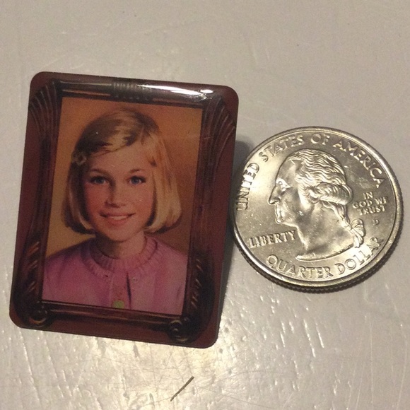 American Girls choker and 8 pins - Picture 10 of 15